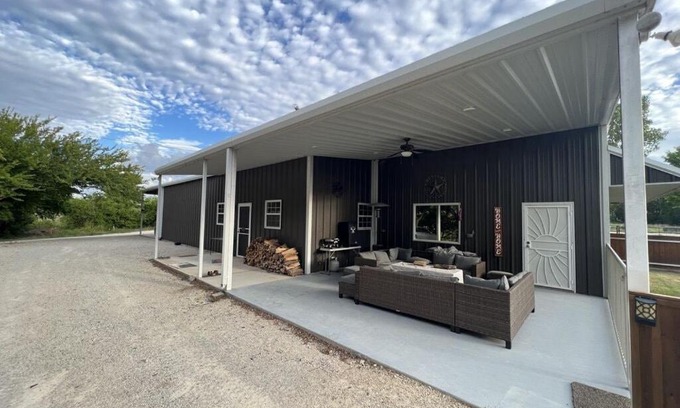 Jacksboro House | Guest Home on Lake Godstone