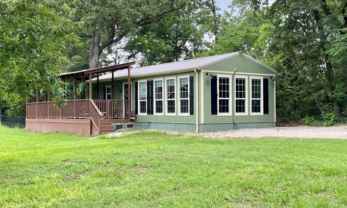 Grand Saline Cottage | Guest house 10 min from Canton. Full kitchen. Spa. Fire pit. High Speed WiFi.