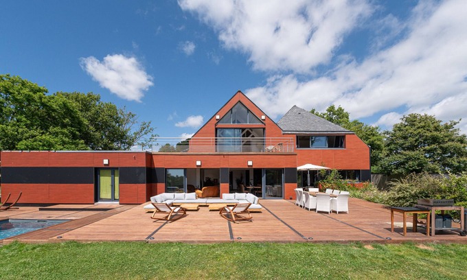 Ploeren Bed & Breakfast | Guest House 'Chambre D'hôtes - Ty Castel' with Shared Pool, Shared Garden and Wi-Fi
