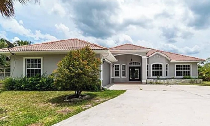 Rural Estates Cabin | Guest house in Everglades estates by the water