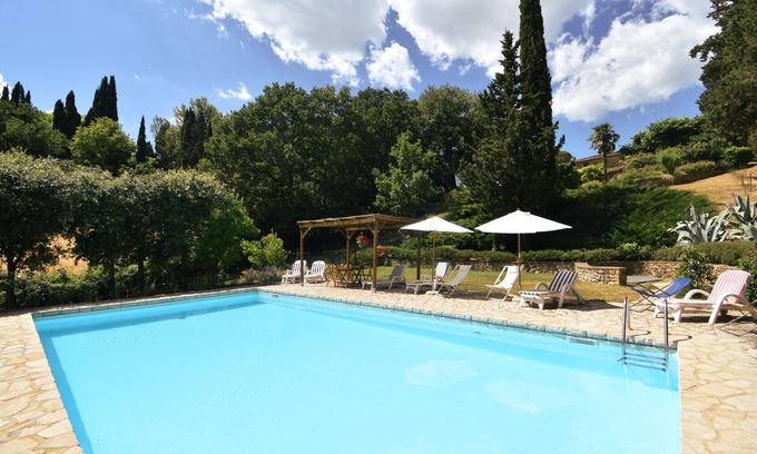 Villa Parigini Apartment | Guest House in Villa with pool, terrace, walks, 10 min. Siena, Chianti.