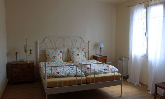 Dennevy Cottage | Guest House offers the tranquility of life directly on the Canal du Centre.