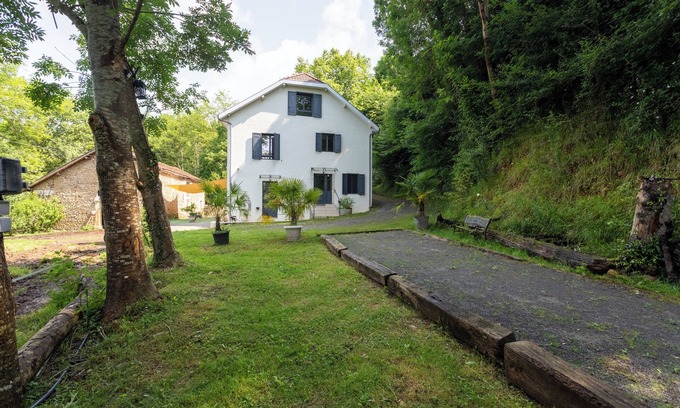 Monein House | Guest House 'Ozalée - Domaine Helaku' with Mountain View, Shared Terrace and Wi-Fi