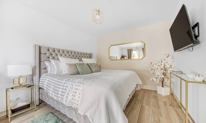 Saint-Christoly-Medoc Bed & Breakfast | Guest Room L’Olivier – Comfort & Privacy at Patio du Port