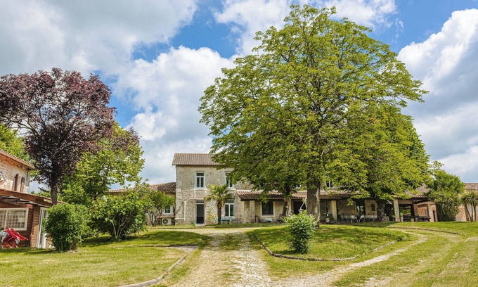 Genouille Bed & Breakfast | Guest Room 'Emeraude' with Shared Pool, Wi-Fi and Air Conditioning