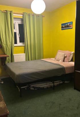 Iffley House | Guest room in flat second floor