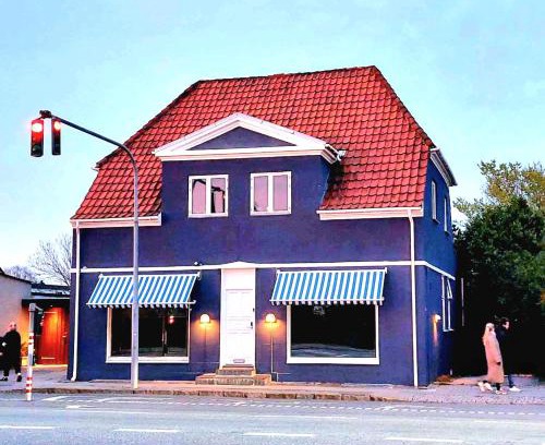 Tarnby Kommune House | Guesthouse 'Blue House' in vintage villa&garden