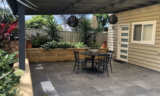 Earlwood House | Guesthouse with Pool & BBQ - 10 kms from CBD