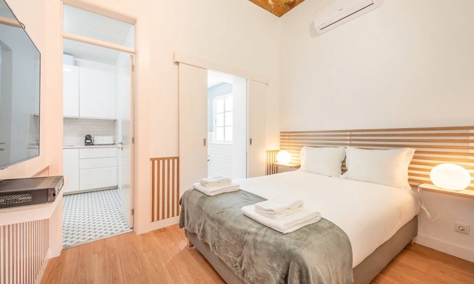 Restelo Apartment | GuestReady - Neoclassical building - Studio 1E