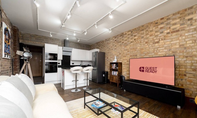 Riverside Apartment | GuestReady - Stylish retreat near Tower Bridge