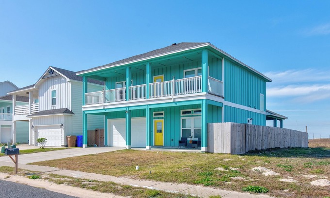 Port Aransas House | Gulf Views! 4 BR/3 Bath 2-Story House, Sleeps 12, Beach Access, Dogs OK!