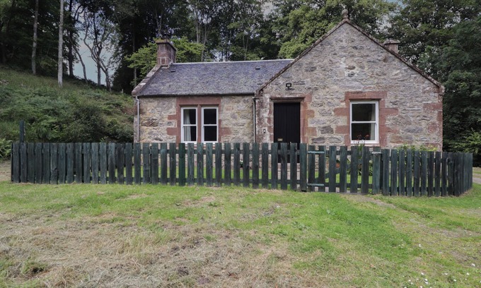 Heights of Achterneed Cottage | GUNROOM COTTAGE, pet friendly, with a garden in Strathpeffer