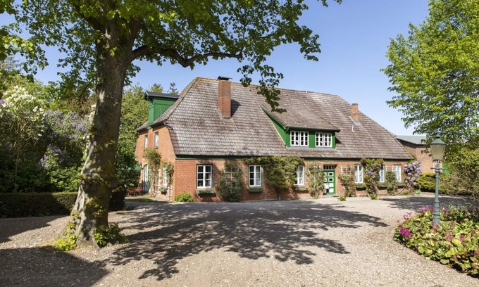 Harmsdorf Apartment | Gut Einhaus on the Baltic Sea - Spacious house with tennis court, pool, garden and proximity to the Baltic Sea