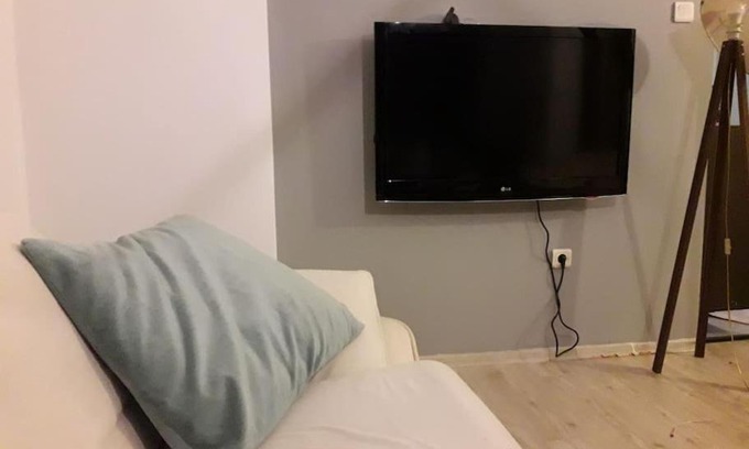 Guzelyalı Mahallesi Apartment | Guzelyalida çok merkezi yerde tatlı ve şirin daire