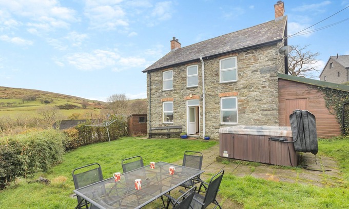 Glandyfi House | Gwarcwm Uchaf - Four Bedroom House, Sleeps 6