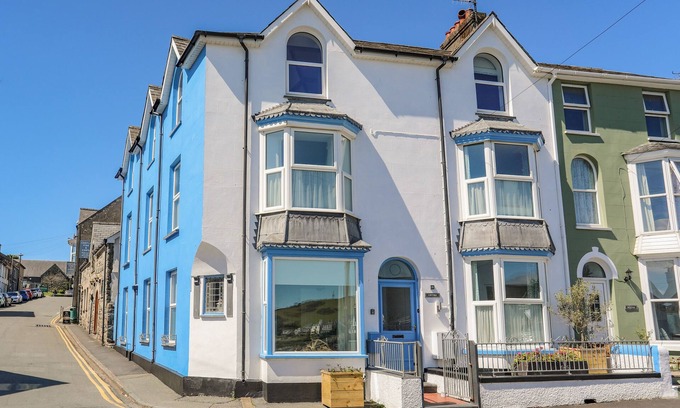 Criccieth Cottage | GWYNLE - CRICCIETH, pet friendly in Criccieth