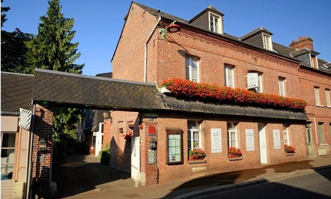 Forges-les-Eaux Hotel | Hôtel Restaurant La Paix La Robe et le Palais