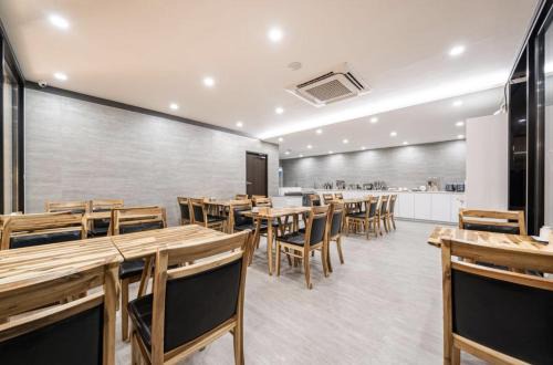 Gwangsan-gu Hotel | H Evian Hotel