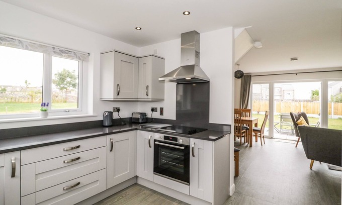 Brynteg Cottage | HAFOD 8 PARC DELFRYN, family friendly, with a garden in Benllech