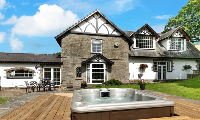 Trehafod House | Hafod Ganol Farm in Pontypridd