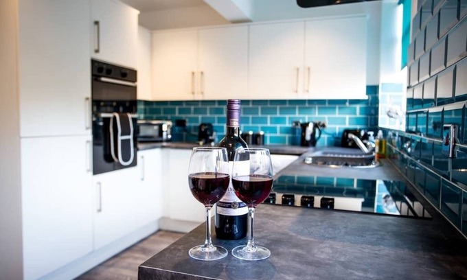 Tamworth House | Halford House ~ 3 Bedroom ~ Great location