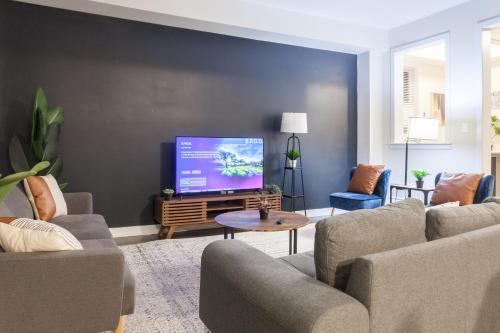 Caledonia House | Hamilton 4bd Homeairport Kingbed Sleeps16tv