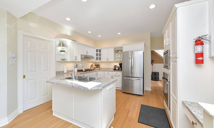 Oak Bay House | Hampshire House Executive Stay - 3 Bedroom Luxury Heritage Home in the heart of the Oak Bay Village