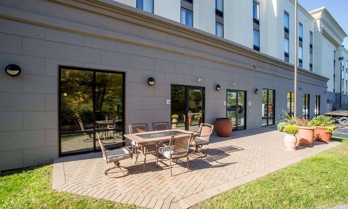 Lochmere Hotel | Hampton Inn & Suites Tilton