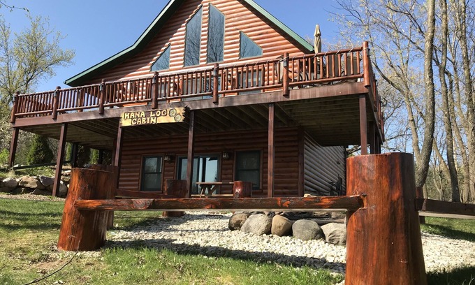 Baraboo Cabin | Hana Log Cabin near Devil's Lake