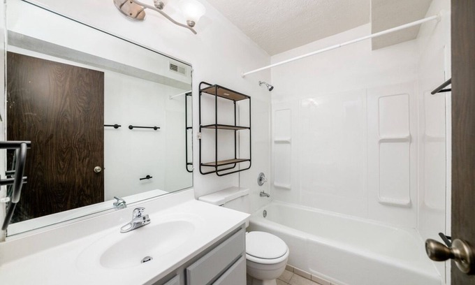 Northwest Columbus Apartment | Hancock - Resort Style Apartment with Queens Bed & Bath Tub