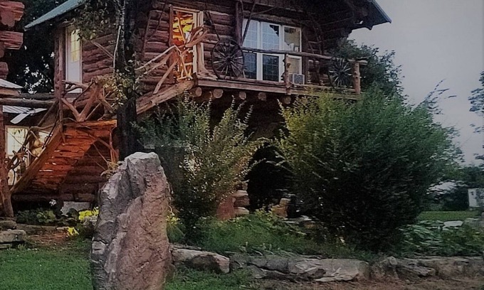 Saint Joe Cabin | Handmade Arkansas Red Tree Treehouse