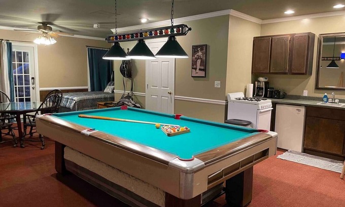 Camden Apartment | Hank Williams hang out