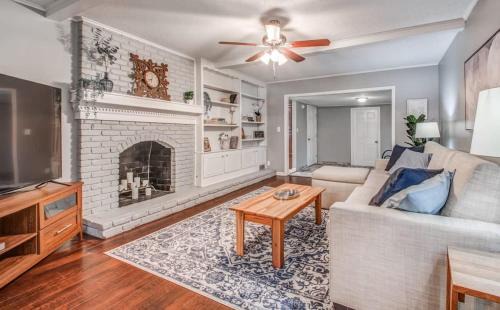 Ellendale House | Happy on Haddington- Easy access to I-240