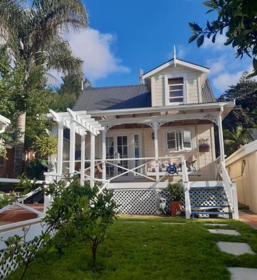 Onehunga Bed & Breakfast | Harbour View Cottage