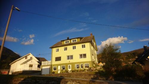 Herand House | Hardanger Rom & Harmonium "The Green B&B"