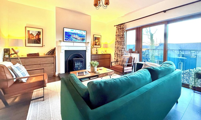 Dingle House | Harriet's Cottage: tastefully decorated rowhouse, 3 min walk to downtown Dingle