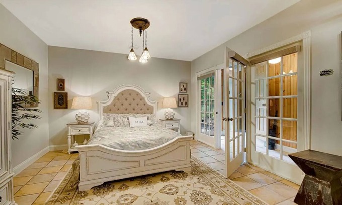 Elizabethtown House | Harriet Tubman Hideaway at Moonstone Manor