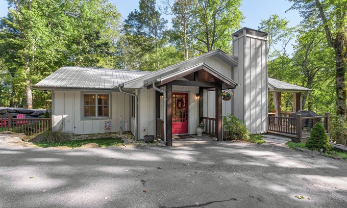Highlands House | Harris Cottage - Stroll to Harris Lake! Cozy & Modern home