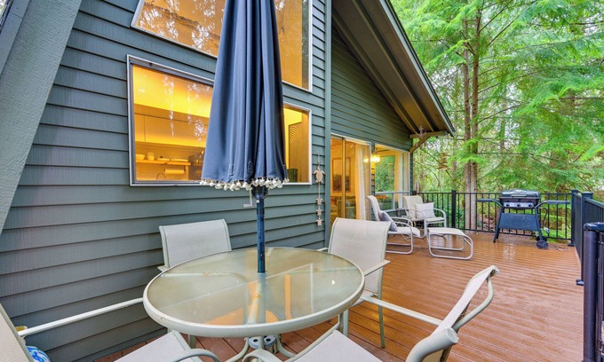 Burley Cabin | Harstine Island Cabin w/Fire Pit: Walk to Beach!