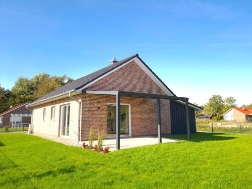 Sehestedt House | Haus KüstenBrise - Urlaub mit Hund an der Küste mit eigenen Garten, Sauna und gemütlichen Kaminfeuer