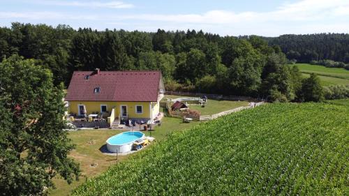 Groß Sankt Florian Apartment | HAUS SONBERG mit Garten, Pool, Fasssauna, semi detached house with garden