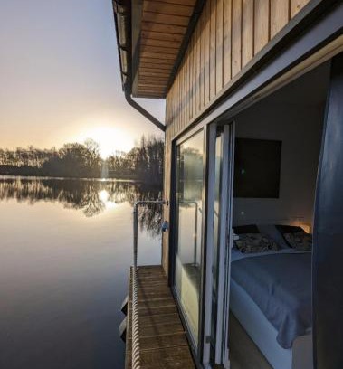 Papenburg Boat Rental | Hausboot Lena