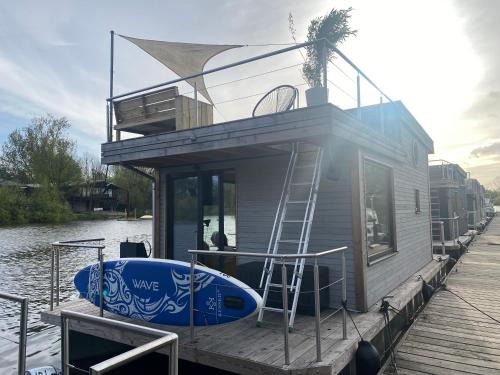 Neuland Boat Rental | Hausboot OFF im Diamantgraben an der Elbe