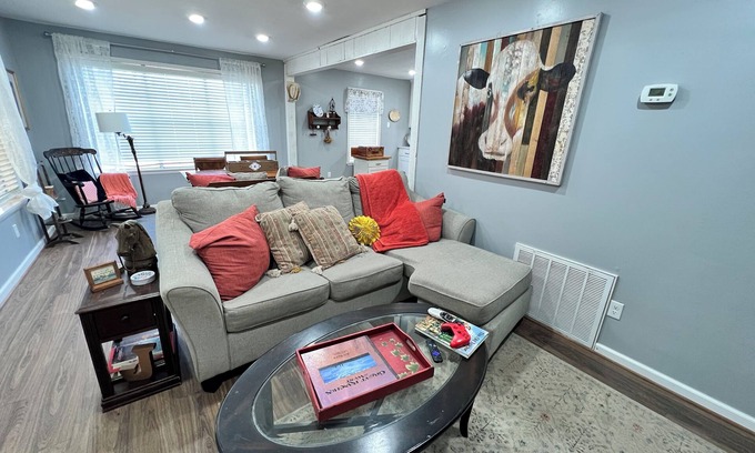 Waveland Cottage | Havana Day Dreamin - Near Blue Mtn Lake: Great guesthouse w/hot tub.