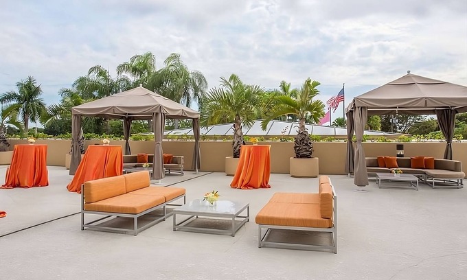 Flagami House | Haven Of Relaxation! 2 Modern Units, Free Airport Shuttle, Pets Allowed!