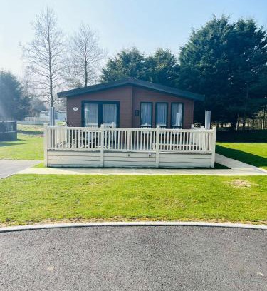 Allerthorpe House | Hawthorne Villa with Hot Tub