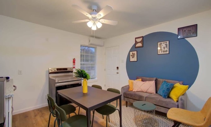 Greater East End Apartment | Heart of Houston - 2-BD/1-BA w Kids Playground