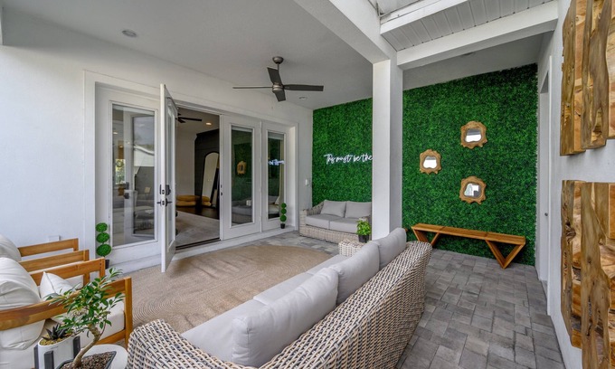 Courier City - Oscawana House | Heart of SOHO | Near Downtown | Tampa Bay Haven