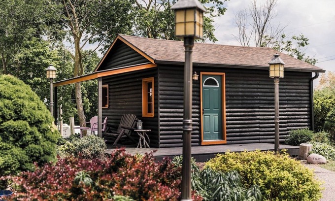 Bellevue Cabin | Heartbreaker|Log Cabin + Hot Tub w/TV+ Pickleball