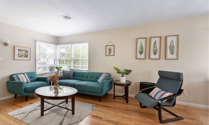 Harbor House | Heartwell Park Beauty, Long Beach retreat, 4 bd/2 b including additional suite